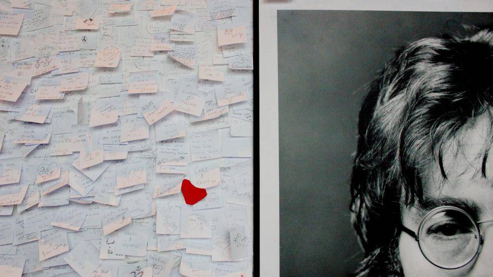 kartu ucapan dari penggemar untuk John Lennon (unsplash.com/Fleur)
