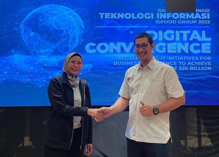 Direktur Bisnis Metranet Faisal Yusuf (kanan) dan Direktur Supply Chain Management dan Teknologi Informasi ID Food Bernadetta Raras (kiri) seusai penandatanganan kerja sama strategis penyediaan marketplace pangan B2B market.idfood.co.id di Jakarta, beberapa waktu lalu. (Dok. Telkom)