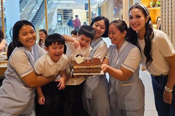 7 Potret Sandra Dewi Rayakan Ultah Pengasuh Anaknya di Resto Mewah