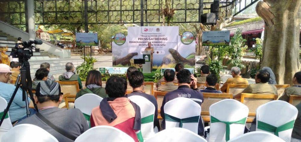 Kementerian Lingkungan Hidup dan Kehutanan (KLHK) memberangkatkan enam individu satwa liar jenis biawak komodo (Varanus komodoensis) dari Lembaga Konservasi Taman Safari Indonesia, Bogor, untuk kembali ke habitat alaminya di Cagar Alam (CA) Wae Wuul, Nusa Tenggara Timur. (Dok. KLHK)