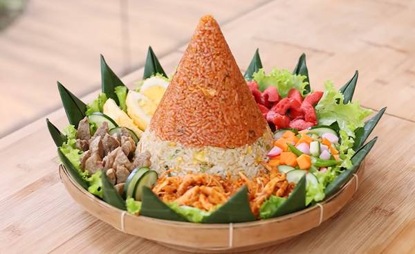 ilustrasi resep tumpeng 17 Agustus dari nasi goreng (youtube.com/Devina Hermawan)