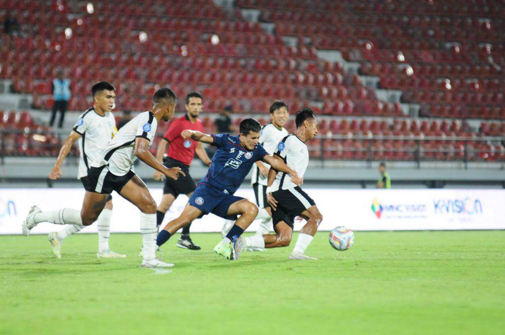 Ariel Lucero saat berjibaku dengan pemain Rans Nusantara. (Dok. Media Officer Arema FC)