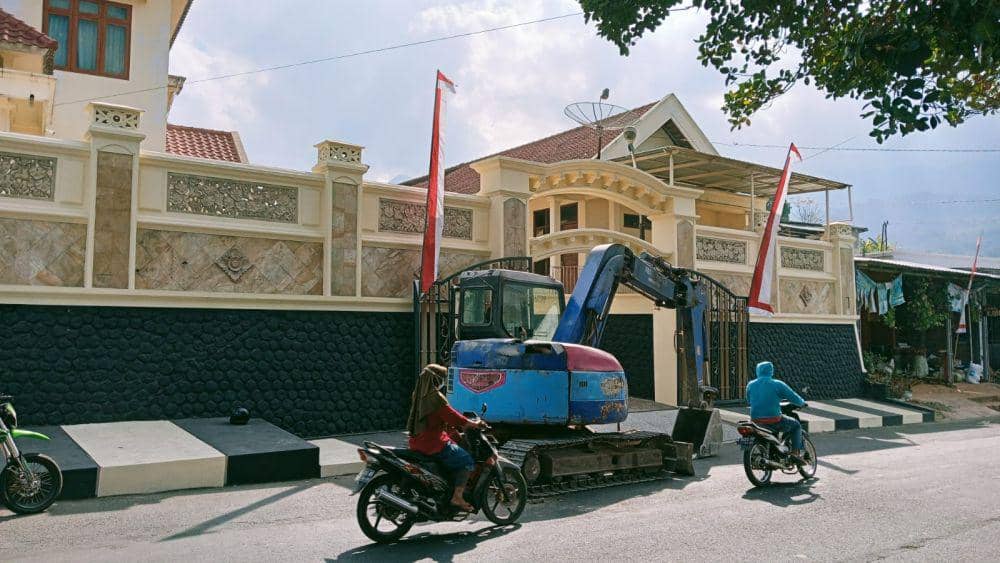 Kuswanto bawakan alat berat hancurkan rumah mantan istrinya