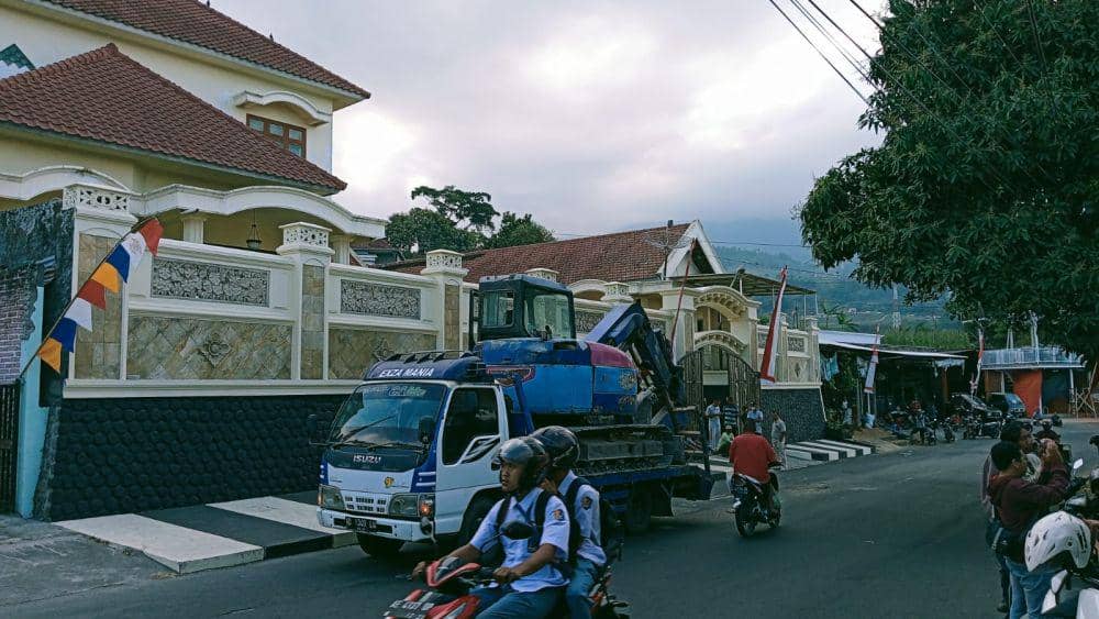 Alat berat kembali diangkut truk