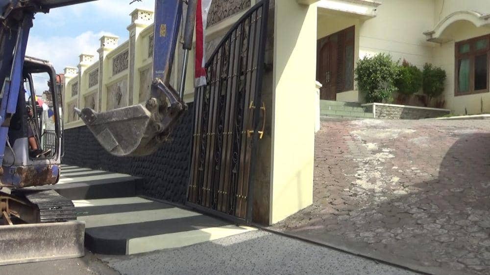 Pria Magetan Bawa Alat Berat, Mau Hancurkan Rumah Mantan Istri