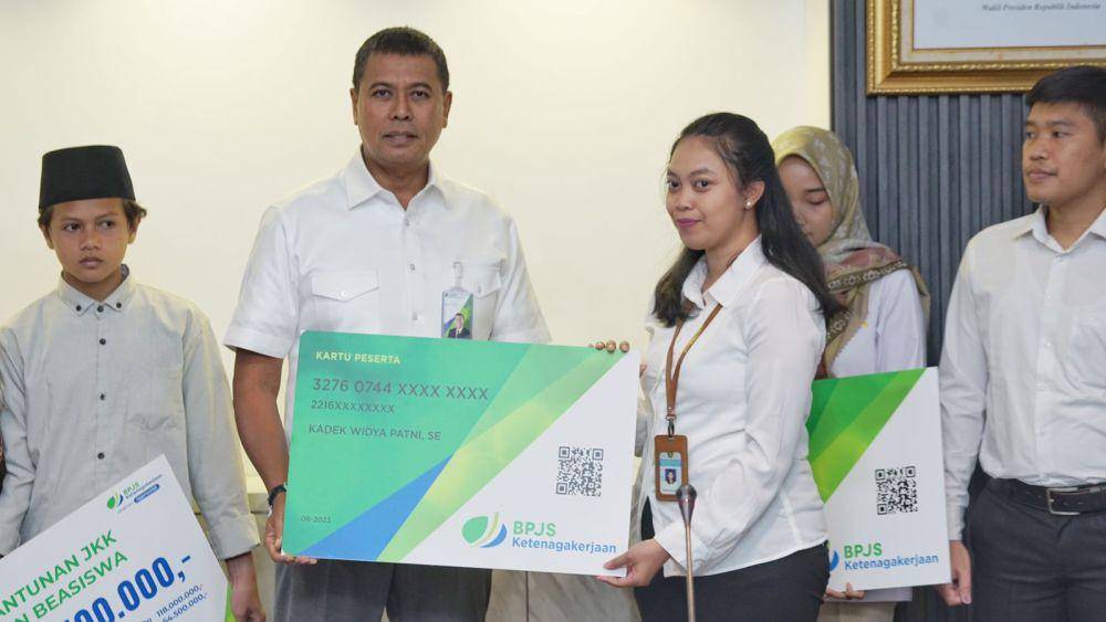 Menag Yaqut bersama Dirut Anggoro juga menyerahkan kartu kepesertaan BPJS Ketenagakerjaan kepada 129 pegawai pemerintah nonpegawai negeri (PPNPN) di lingkungan Kementerian Agama. (Dok. BPJAMSOSTEK)