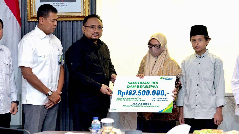 Pemberian santunan manfaat perlindungan dan beasiswa anak kepada ahli waris petugas haji yang meninggal senilai total Rp183 juta yang diserahkan langsung oleh Menteri Agama Republik Indonesia Yaqut Cholil Qoumas bersama Direktur Utama BPJS Ketenagakerjaan Anggoro Eko Cahyo, Selasa (15/8). (Dok. BPJAMSOSTEK)