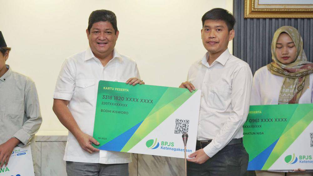 Menag Yaqut bersama Dirut Anggoro juga menyerahkan kartu kepesertaan BPJS Ketenagakerjaan kepada 129 pegawai pemerintah nonpegawai negeri (PPNPN) di lingkungan Kementerian Agama. (Dok. BPJAMSOSTEK)