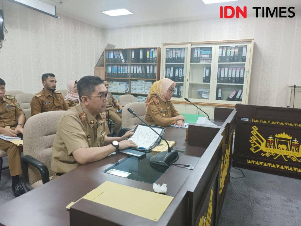 Ketua Komisi I DPRD Provinsi Lampung, Yosi Rizal saat memimpin rapat dengar pendapat dengan Kepala Inspektorat dan Kepala BKD Provinsi Lampung di ruang rapat komisi setempat, Selasa (15/8/2023). (IDN Times/Tama Yudha Wiguna).