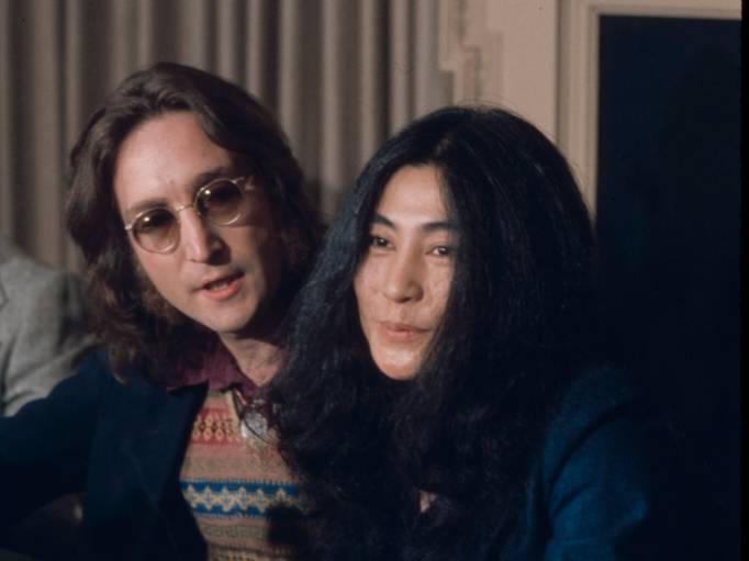 John Lennon dan Yoko Ono saat konferensi pers di New York pada 2 April 1973 (commons.wikimedia.org/Bernard Gotfryd)