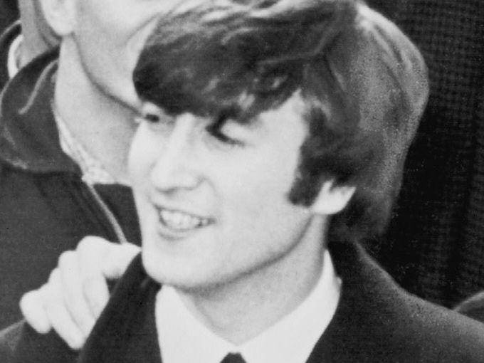 potret John Lennon saat tiba di New York City pada 1964 (commons.wikimedia.org/United Press International)