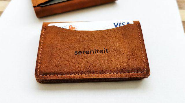 ilustrasi souvenir cardholder (unsplash.com/Lucian Andrei)