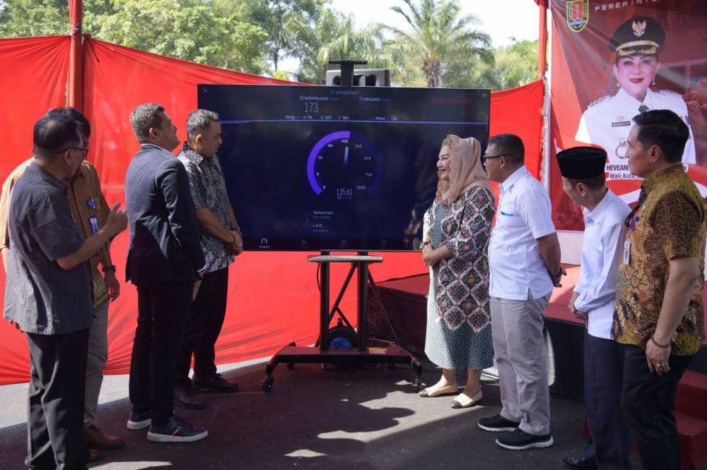 Wali Kota Semarang, Hevearita Gunaryanti Rahayu menyaksikan penurunan kabel fiber optik untuk dipindahkan ke bawah tanah (ducting), Rabu (16/8/2023). (dok. Pemkot Semarang).