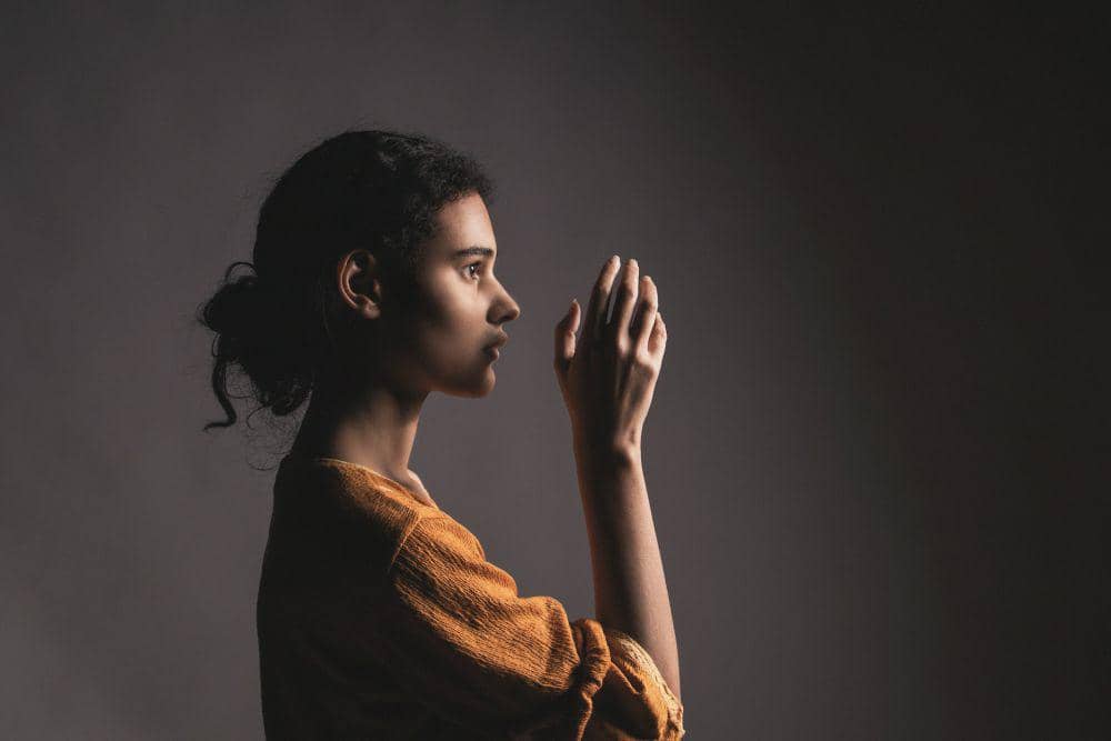 ilustrasi seorang wanita yang menatap ke depan (pexels.com/Nicky Manosalva)