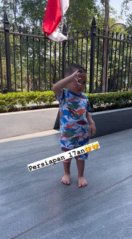 potret Rayyanza latihan hormat bendera (instagram.com/rika_rans)