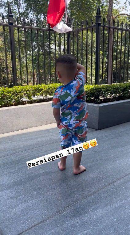 potret Rayyanza latihan hormat bendera (instagram.com/rika_rans)