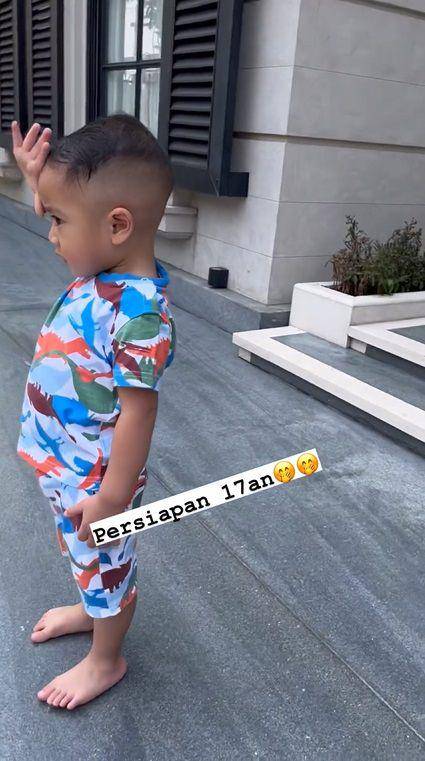 potret Rayyanza latihan hormat bendera (instagram.com/rika_rans)