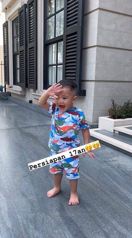 potret Rayyanza latihan hormat bendera (instagram.com/rika_rans)