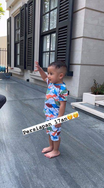 potret Rayyanza latihan hormat bendera (instagram.com/rika_rans)