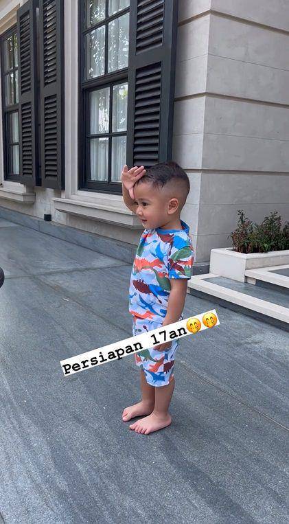 potret Rayyanza latihan hormat bendera (instagram.com/rika_rans)