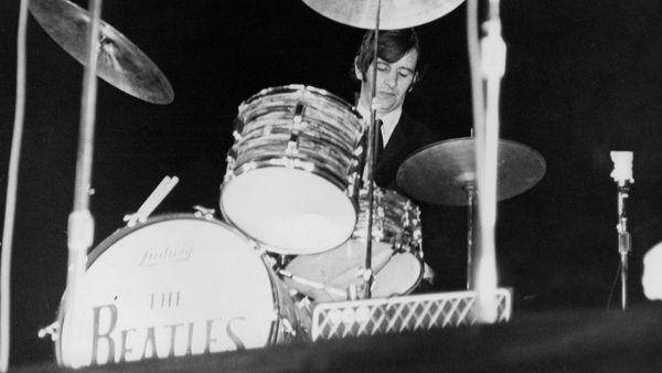 Ringo Starr tampil bersama The Beatles dalam Gator Bowl di Jacksonville, 1964. (commons.wikimedia.org/Vern Barchard)