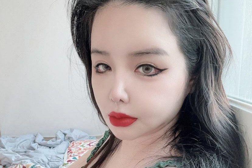 7 Potret Terbaru Park Bom 2NE1 Bikin Netizen Pangling, Apa yang Beda?