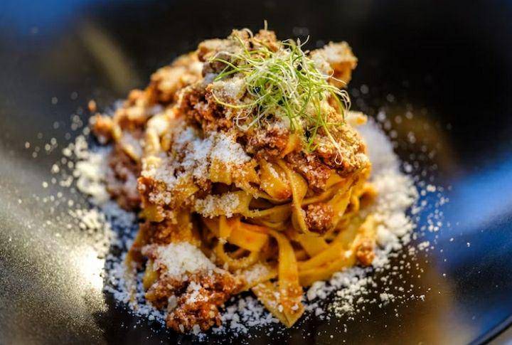 ilustrasi fettuccine bolognese (unsplash.com/