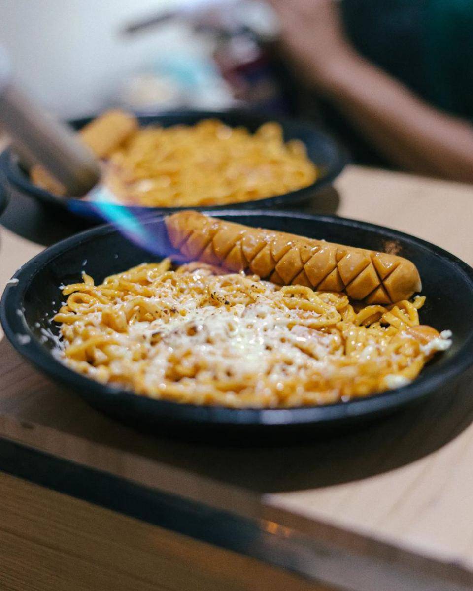 Menu mie bakar sosis di Complate Malang. Instagram/complate.mlg