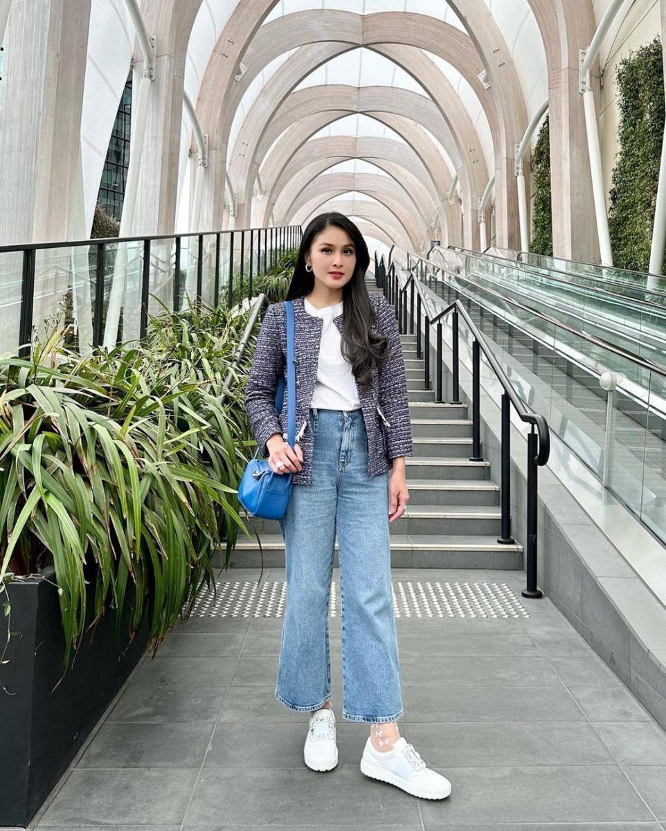 ide outift dengan long pants jeans ala Sandra Dewi (instagram.com/sandradewi88)