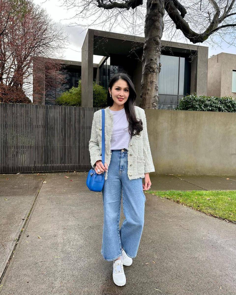 ide outift dengan long pants jeans ala Sandra Dewi (instagram.com/sandradewi88)