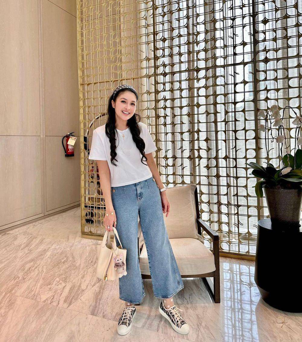 ide outift dengan long pants jeans ala Sandra Dewi (instagram.com/sandradewi88)