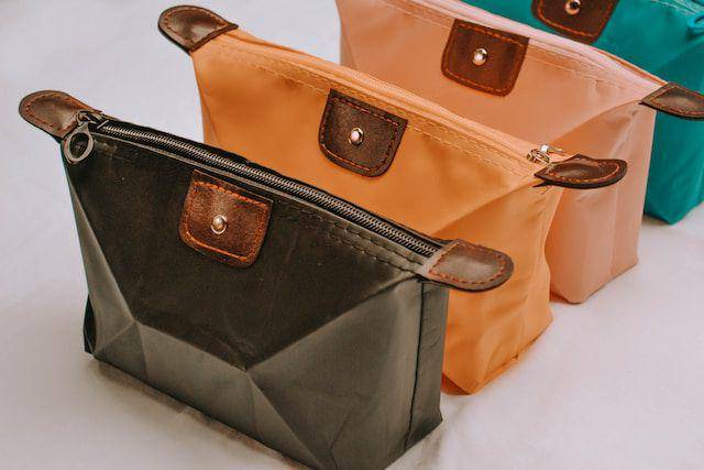 ilustrasi pouch (unsplash.com/Wander Fleur)