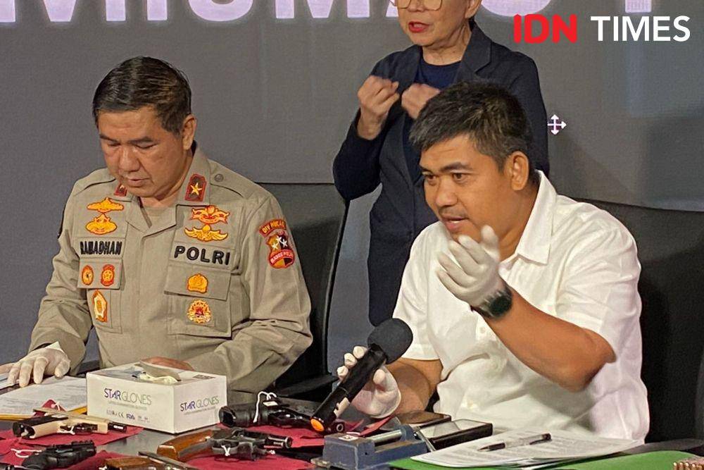 Konferensi pers kasus karyawan BUMN berinisial DE yang bergabung dengan Mujahidin Indonesia Barat sejak 2010. (IDN Times/Irfan Fathurohman)