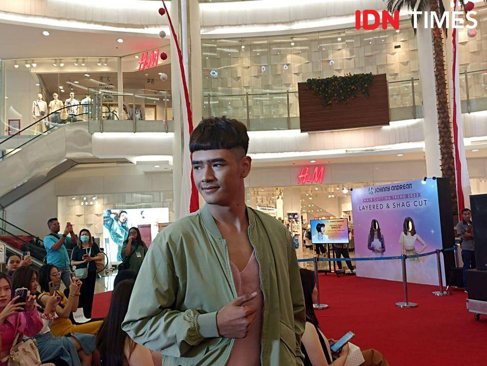 Peluncuran Hair Cutting Trend 2023 "Layered & Shag Cut" by Johnny Andrean Salon di Main Atrium Emporium Pluit Mall, Jakarta. 15 Agustus 2023. (IDN Times/M. Tarmizi Murdianto)