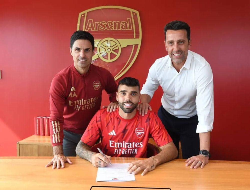 David Raya menandatangani kontrak bersama Arsenal. (arsenal.com)