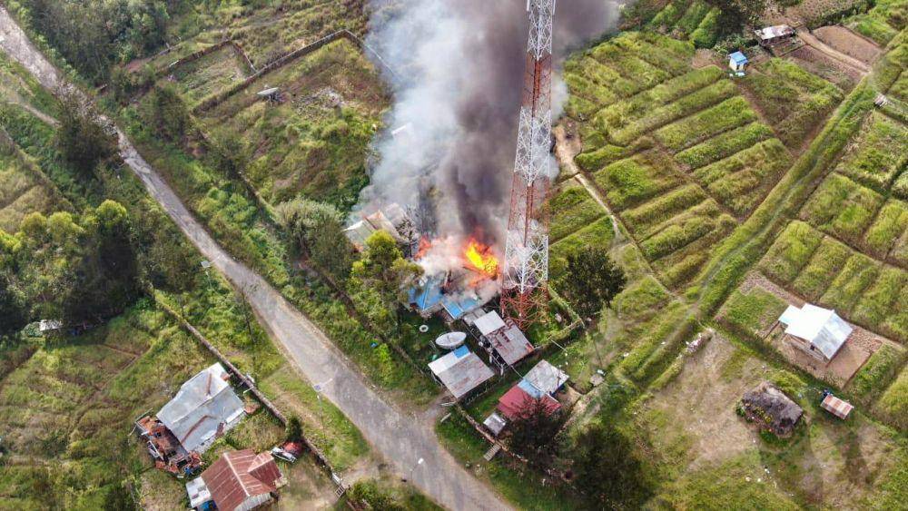 Sebuah rumah dan tower Telkomsel ludes dilahap api di Kampung Kago, Distrik Ilaga, Kabupaten Puncak, Papua Tengah, Selasa (15/8/2023). (IDN Times/Istimewa)
