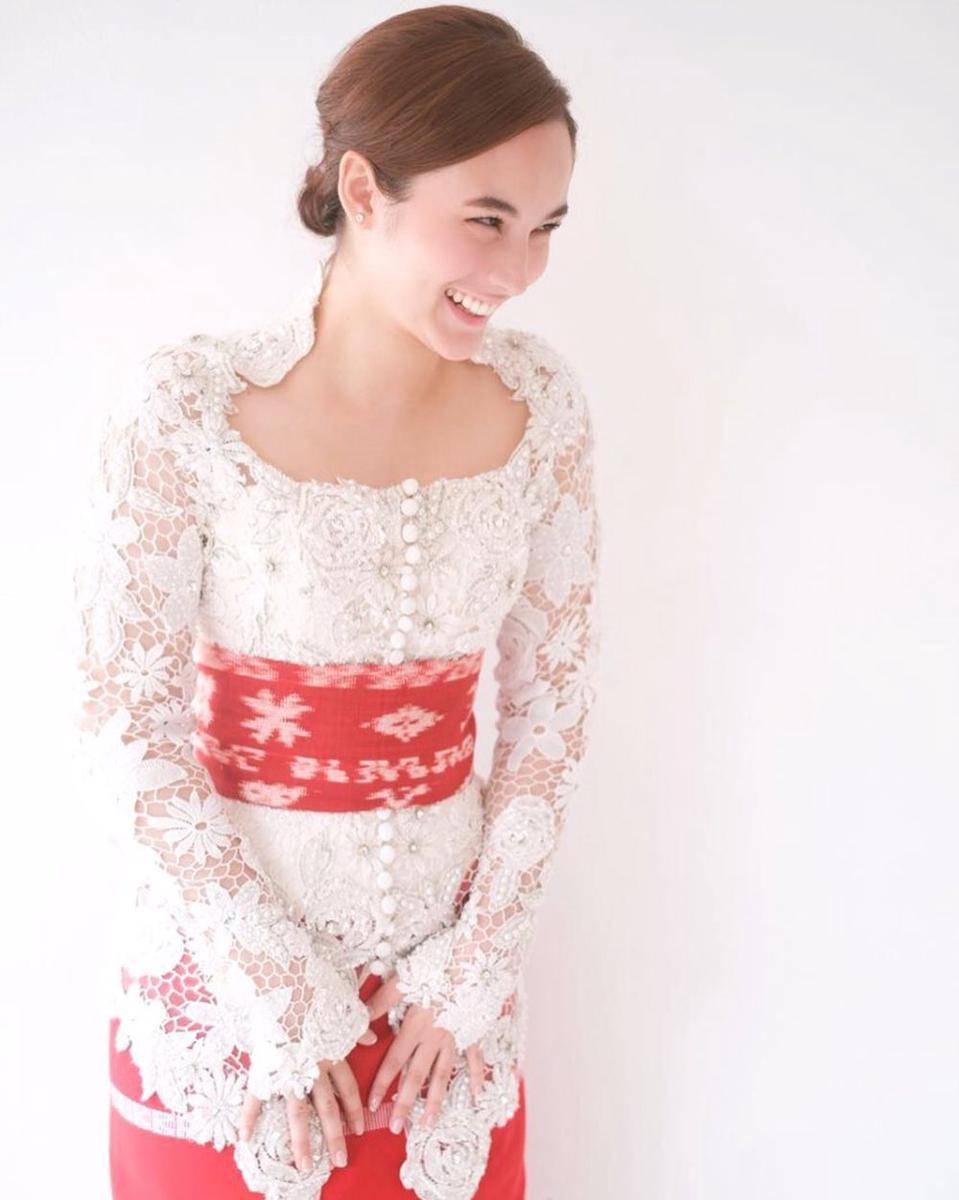 kebaya modern merah putih (instagram.com/chelseaislan)