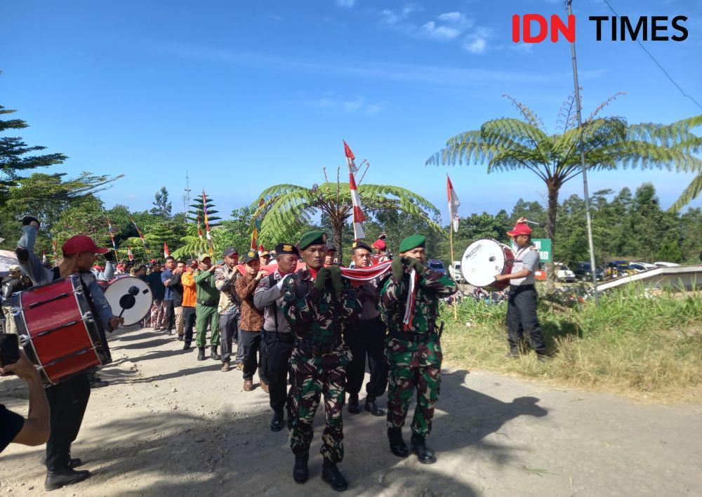 Potret Pengibaran Bendera Merah Putih Raksasa di Klangon Merapi