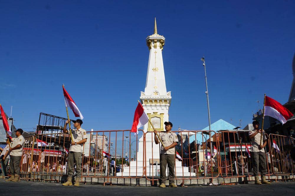 Pembagian bendera merah putih, di kawasan Tugu Yogyakarta, Rabu (16/8/2023). (Dok. Istimewa)