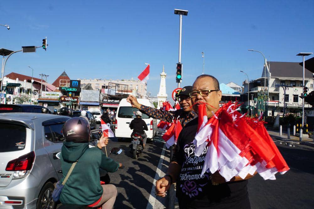 Pembagian bendera merah putih, di kawasan Tugu Yogyakarta, Rabu (16/8/2023). (Dok. Istimewa)