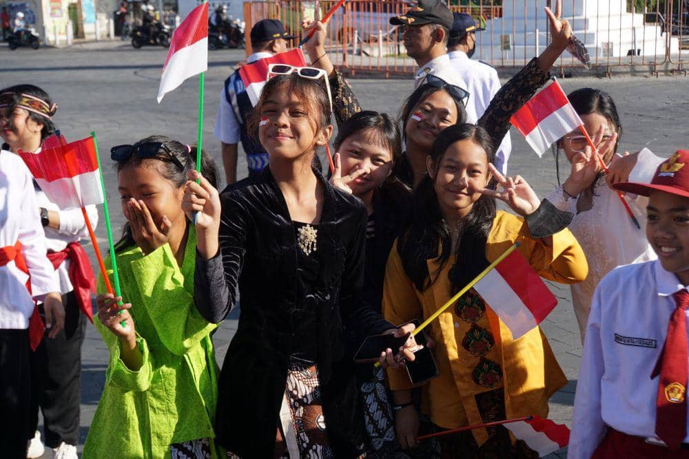 Pembagian bendera merah putih, di kawasan Tugu Yogyakarta, Rabu (16/8/2023). (Dok. Istimewa)