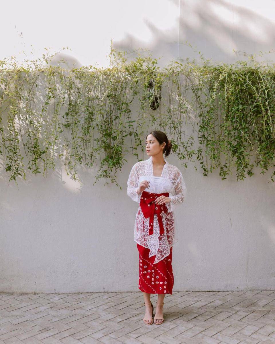 kebaya modern merah putih (instagram.com/damakara.official)