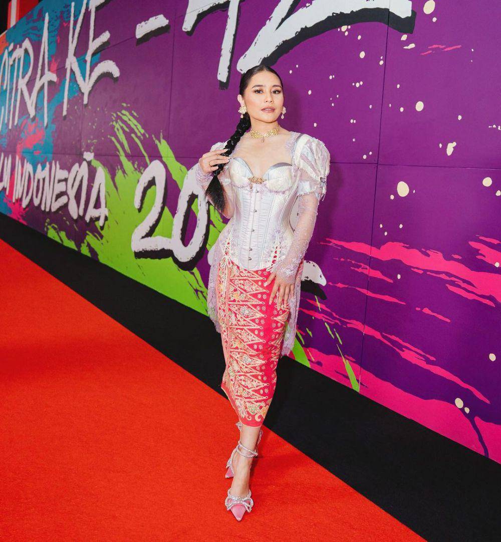 kebaya modern merah putih (instagram.com/prillylatuconsina96)