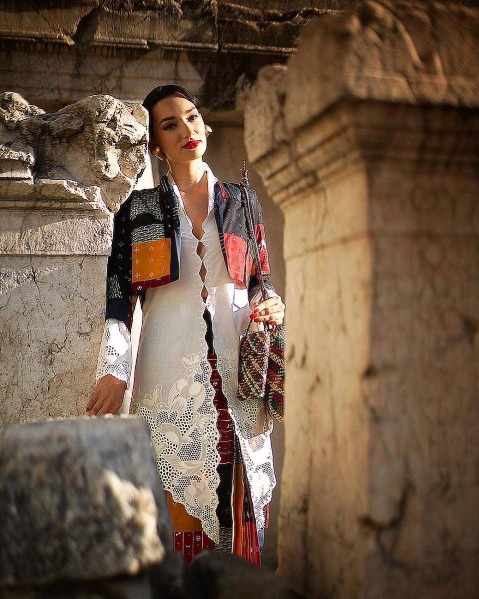 kebaya modern merah putih (instagram.com/sejauh_mata_memandang)