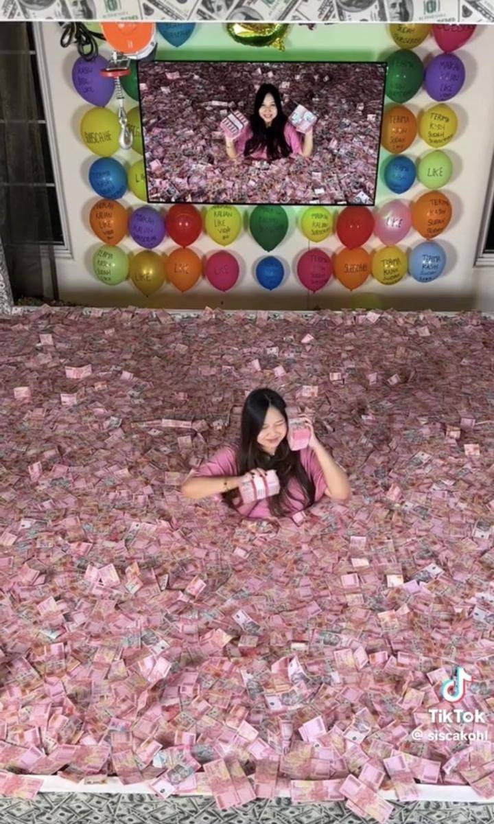 potret Sisca Kohl berenang di kolam uang (tiktok.com/siscakhol)