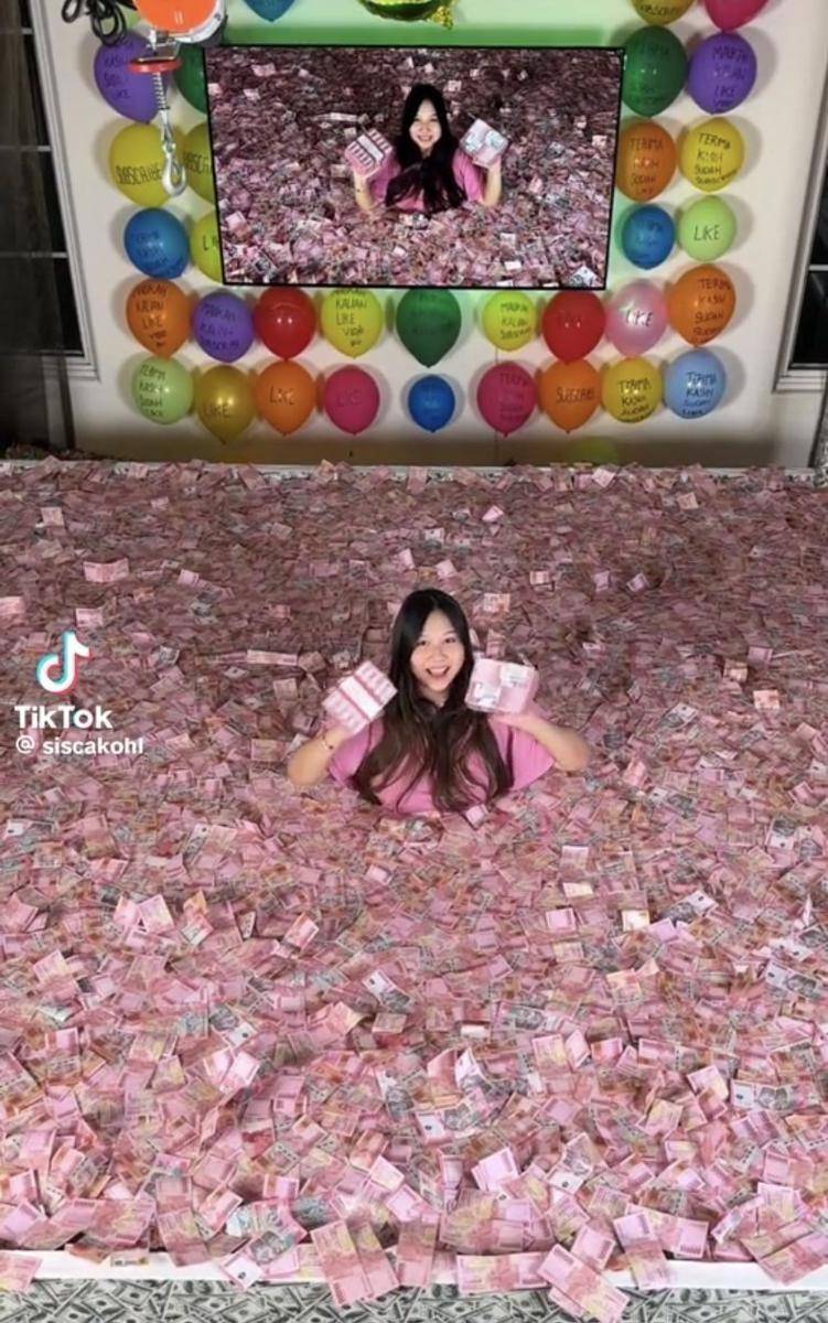 potret Sisca Kohl berenang di kolam uang (tiktok.com/siscakhol)