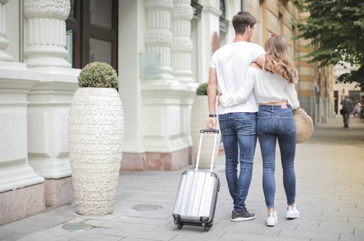 ilustrasi pasangan traveling (pexels.com/olly)