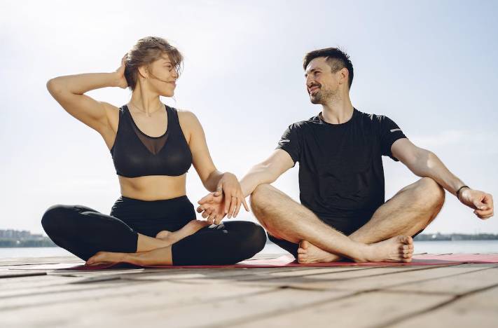 ilustrasi pasangan meditasi bersama (pexels.com/gustavofring)