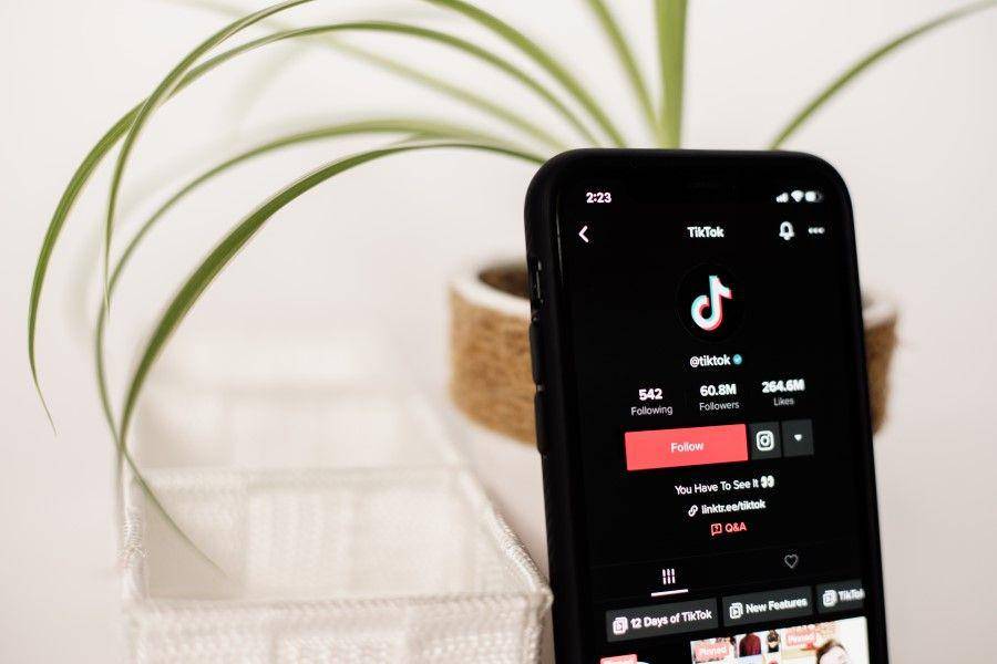 ilustrasi aplikasi TikTok di HP (unsplash.com/Collabstr)