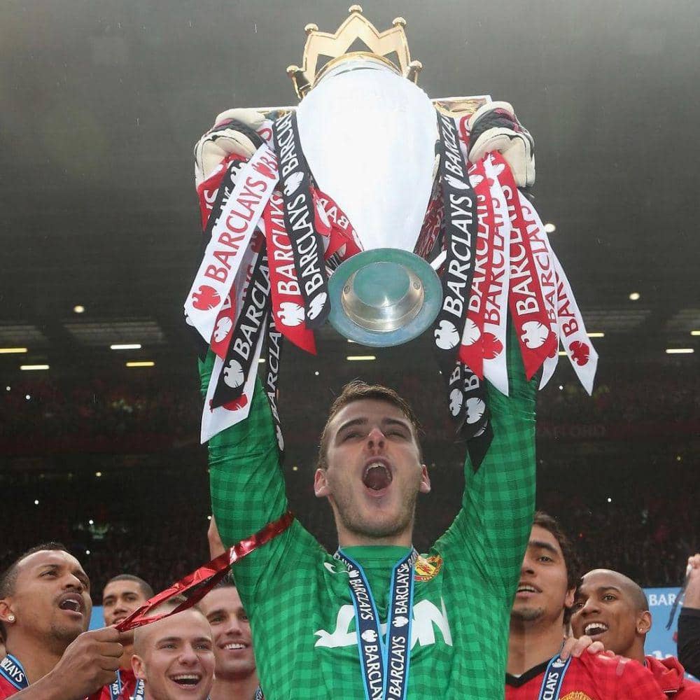 David De Gea mengangkat trofi EPL 2012/2013. (instagram.com/d_degeaofficial)